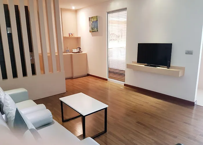 Parinda - Near Benjakitti Park & Queen Sirikit National Convention Center 호텔