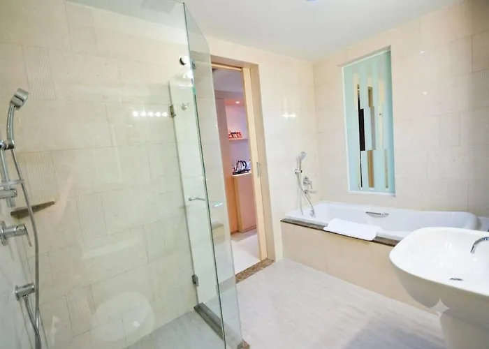 Parinda - Near Benjakitti Park & Queen Sirikit National Convention Center 호텔